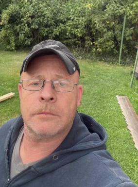 <span>Chris, 57</span>&nbsp;<span style='width: 25px; height: 16px; float: right; background-image: url(/bitmaps/flags_small/DE.PNG)'>&nbsp;</span><br><span>Hanover, Germany</span>&nbsp;<input type='button' class='joinbtn' style='float: right' value='JOIN NOW' />