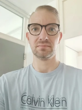 <span>Ronald, 41</span>&nbsp;<span style='width: 25px; height: 16px; float: right; background-image: url(/bitmaps/flags_small/NL.PNG)'>&nbsp;</span><br><span>Bodegraven, Países Bajos</span>&nbsp;<input type='button' class='joinbtn' style='float: right' value='JOIN NOW' />