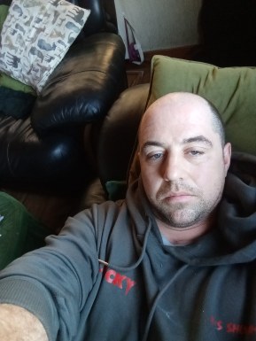 <span>John, 37</span> <span style='width: 25px; height: 16px; float: right; background-image: url(/bitmaps/flags_small/IE.PNG)'> </span><br><span>Dublin, ไอร์แลนด์</span> <input type='button' class='joinbtn' style='float: right' value='JOIN NOW' />